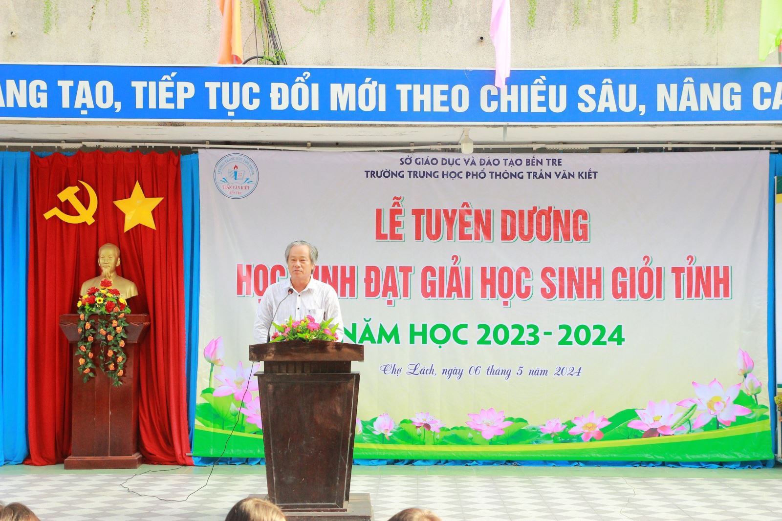 ông Nguyễn Minh Đức - Huyện ủy viên – Phó chủ tịch UBND huyện Chợ Lách  phát biểu.