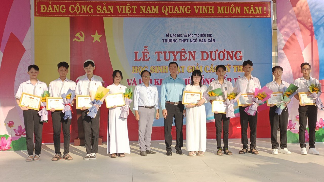 Trường Trung học phổ thông Ngô Văn Cấn tổ chức lễ tuyên dương học sinh đạt giải các kỳ thi cấp tỉnh năm 2024