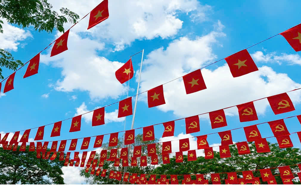 NỬA THẾ KỶ - NON SÔNG LIỀN MỘT DẢI