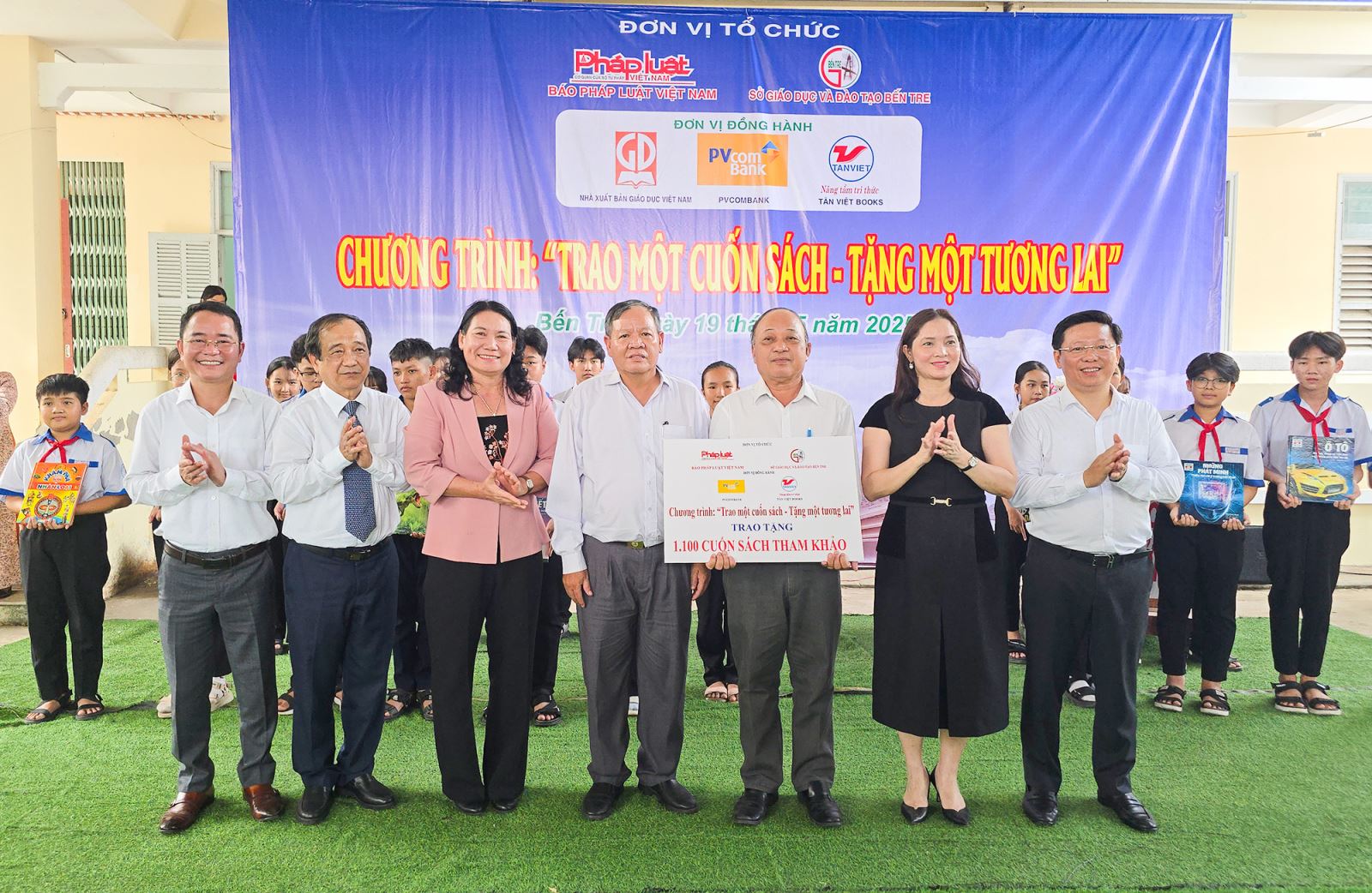 Trao một cuốn sách – Tặng một tương lai