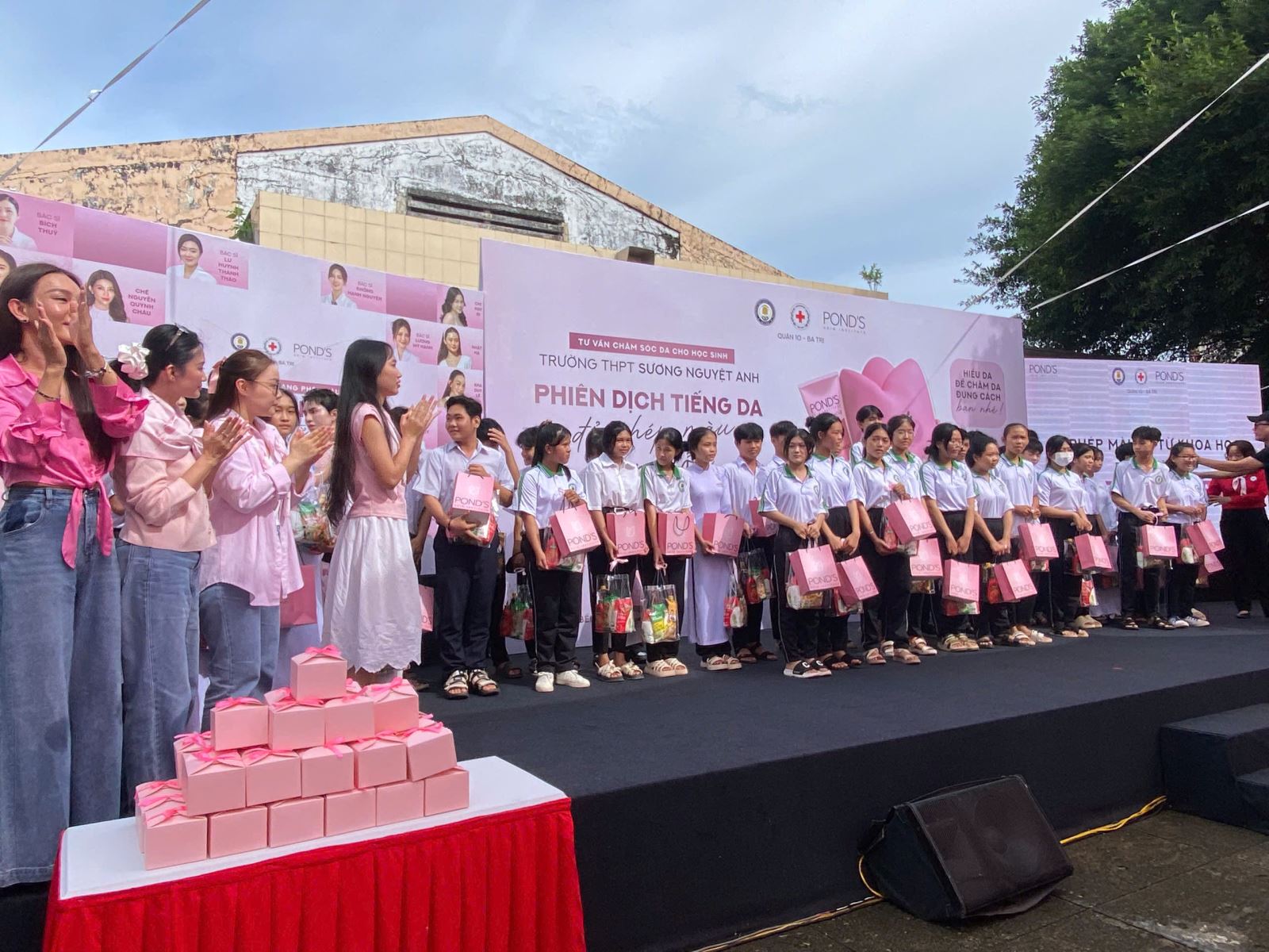 Công ty TNHH Quốc tế Unilever Việt Nam, Tên brand: POND's Skin Institue, chương trình đã trao tặng 41 phần quà cho học sinh nghèo với giá trị mỗi phần 500 nghìn đồng và quà tặng cho 383 học sinh khối 10, mỗi phần quà trị giá 387 nghìn đồng. Tổng giá trị các phần quà gần 170 triệu đồng.